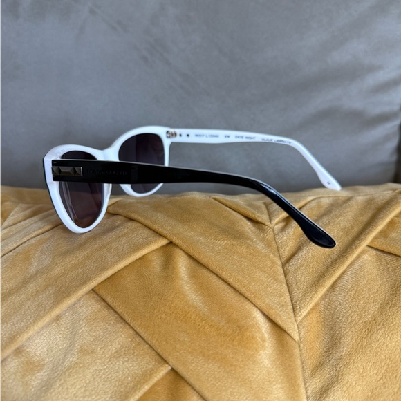 EUC/GENTLY WORN BCBGMAXAZRIA “Date Night” sunglasses with case & cleaning cloth - Picture 5 of 16